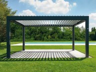 PERGOLA BIOCLIMATICA A LAMELLE ORIENTABILI AUTOPORTANTE OPERA PRATIC